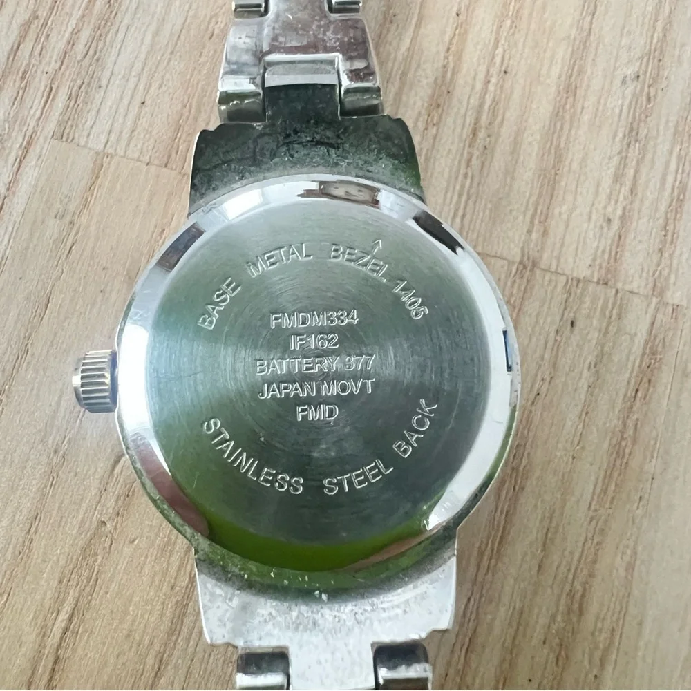 Unbranded ladies silver tone bracelet watch NEW BATTERY